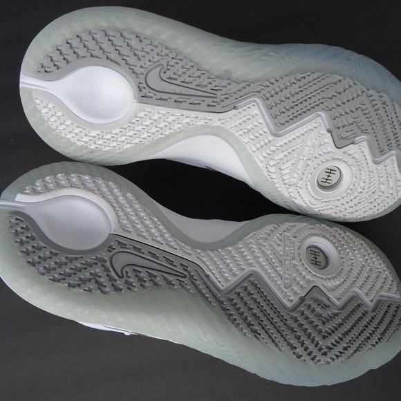 SIZE 10.5. Nike Zoom Tennis sneakers shoes.